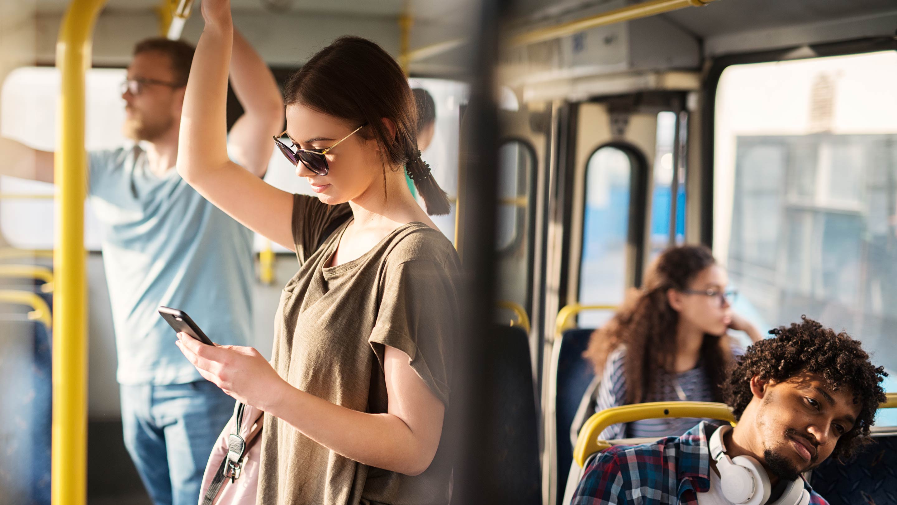 Покажи движение. Женщина в автобусе. Мофмюсщь in the Bus. Talk on the Bus. Внутри автобус женщина и мужчина.