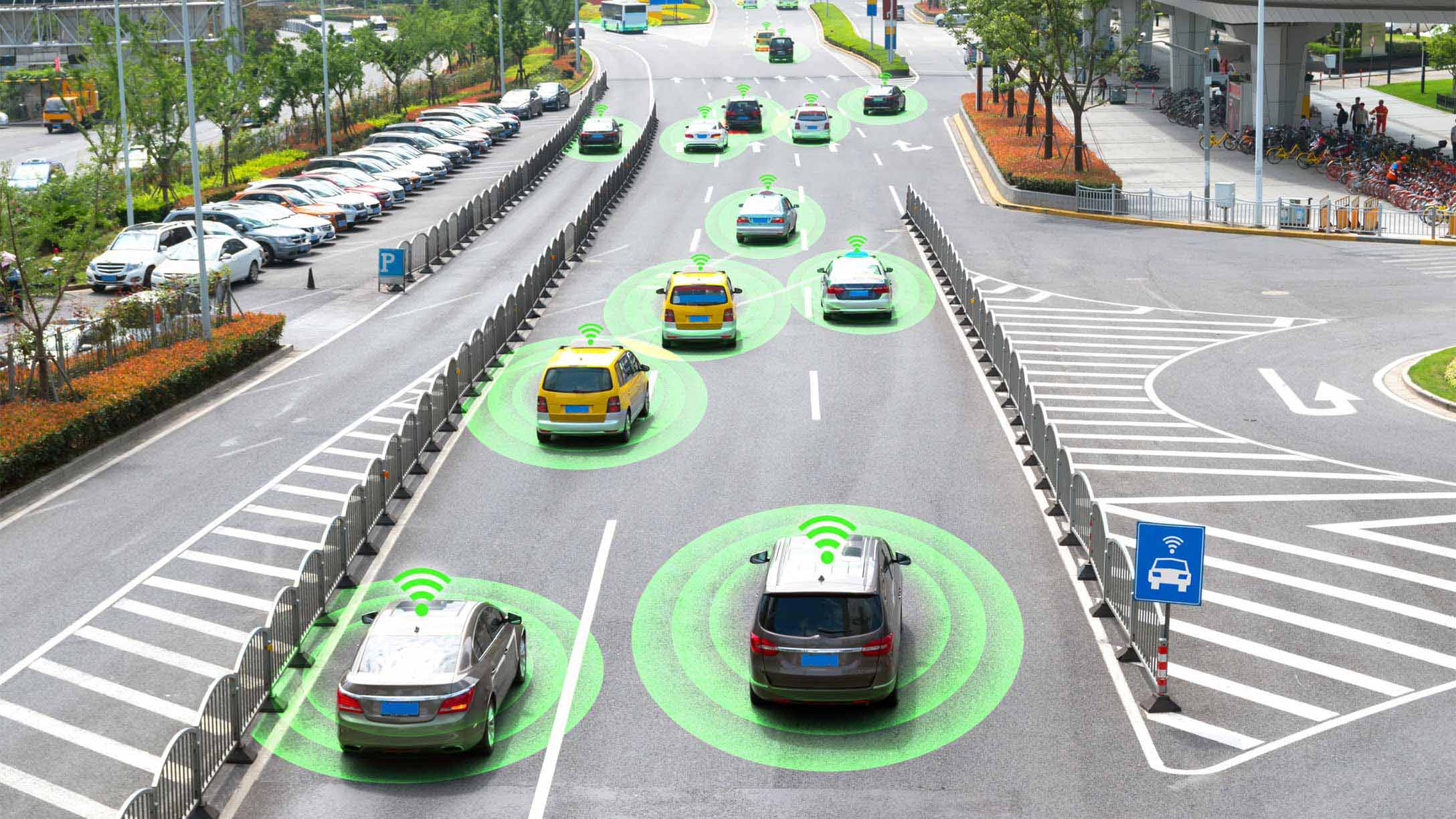 Autos fahren auf einer Straße mit IoT-Illustrationen um sie herum