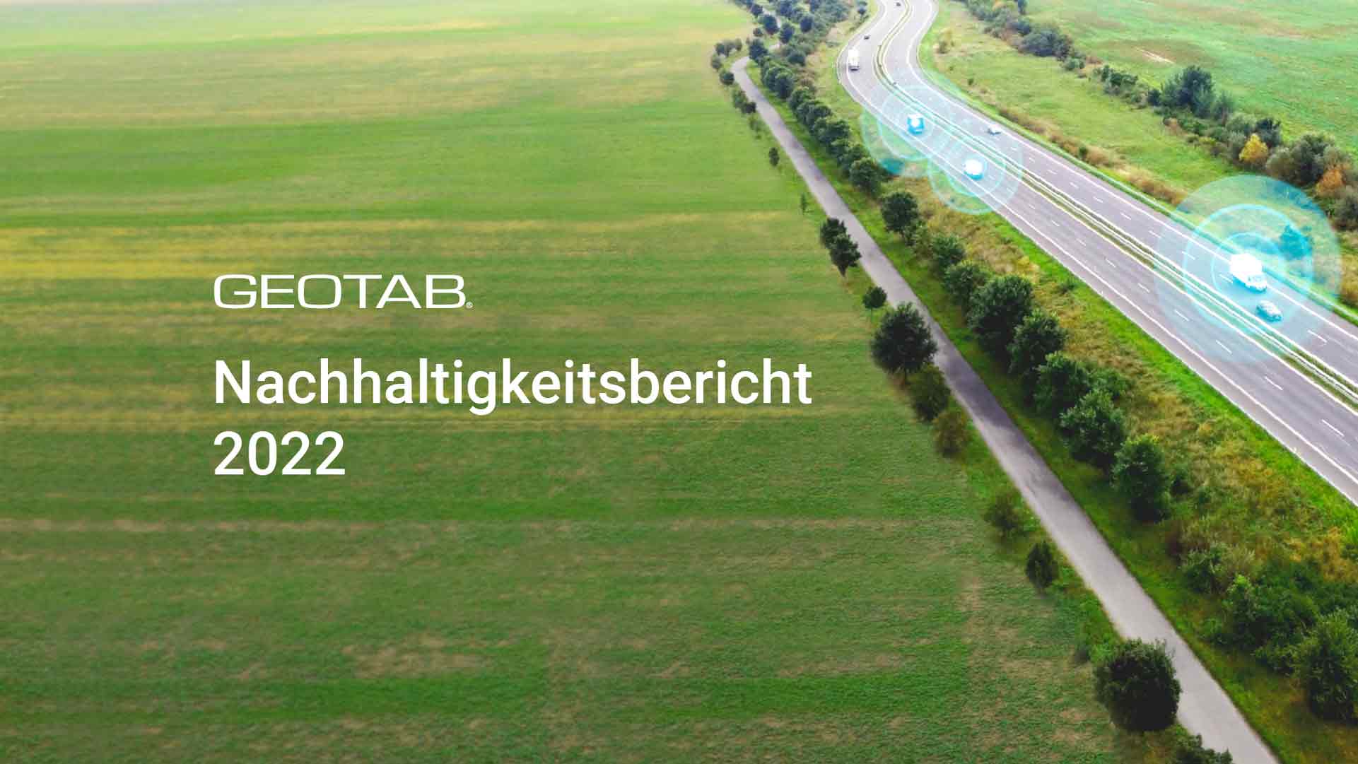 Grünes Feld mit Straße auf der sich Autos befinden. Im Vordergrund das Geotab Logo und der Text "Nachhaltigkeitsbericht 2022".