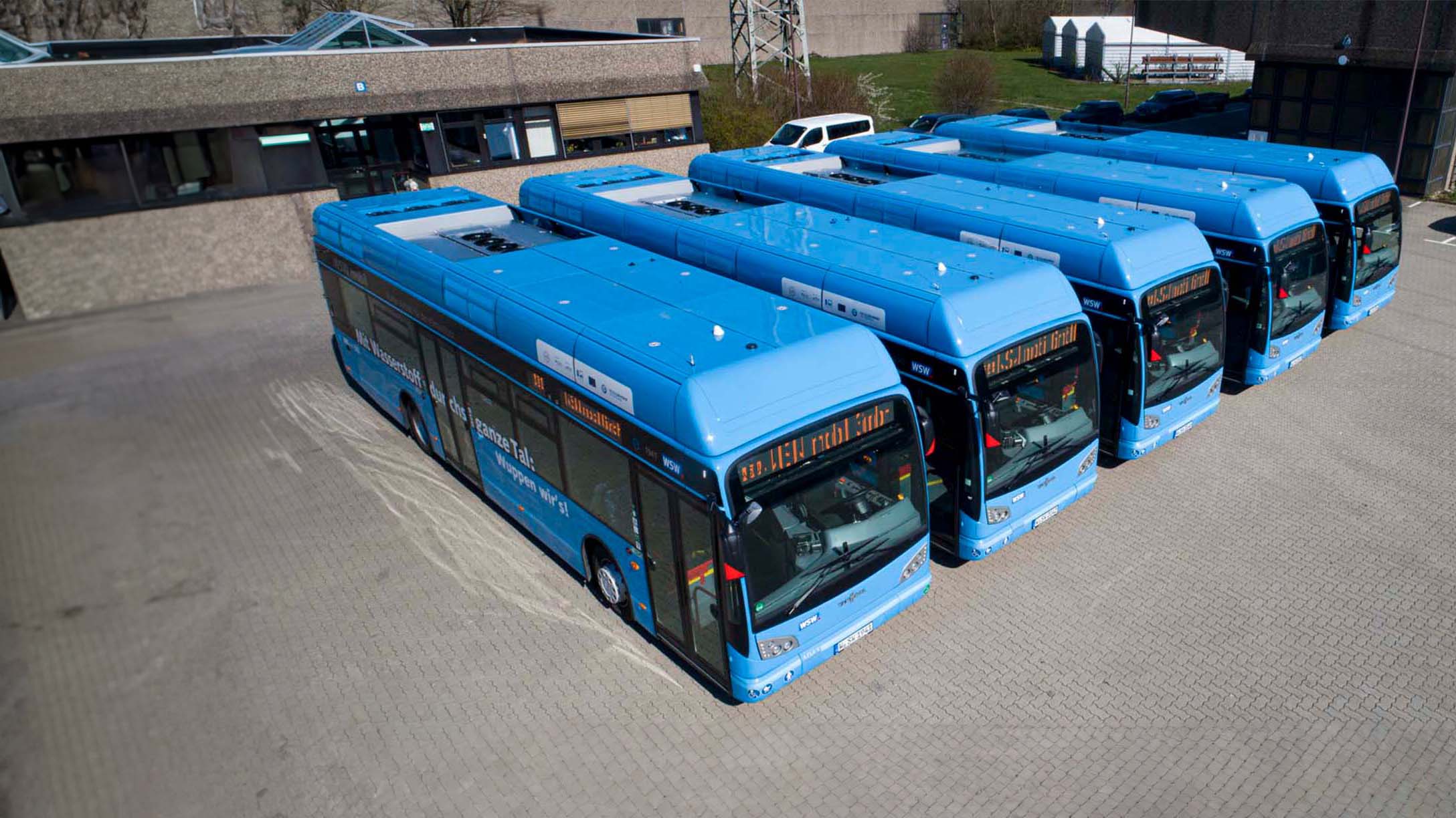 Eine Reihe von geparkten Linienbussen im Busdepot.