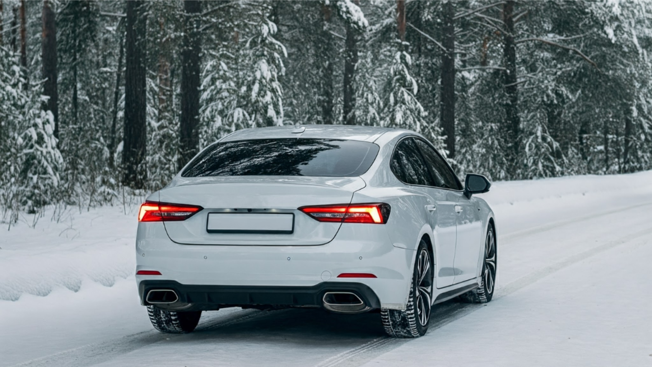 coche blanco en calle con nieve