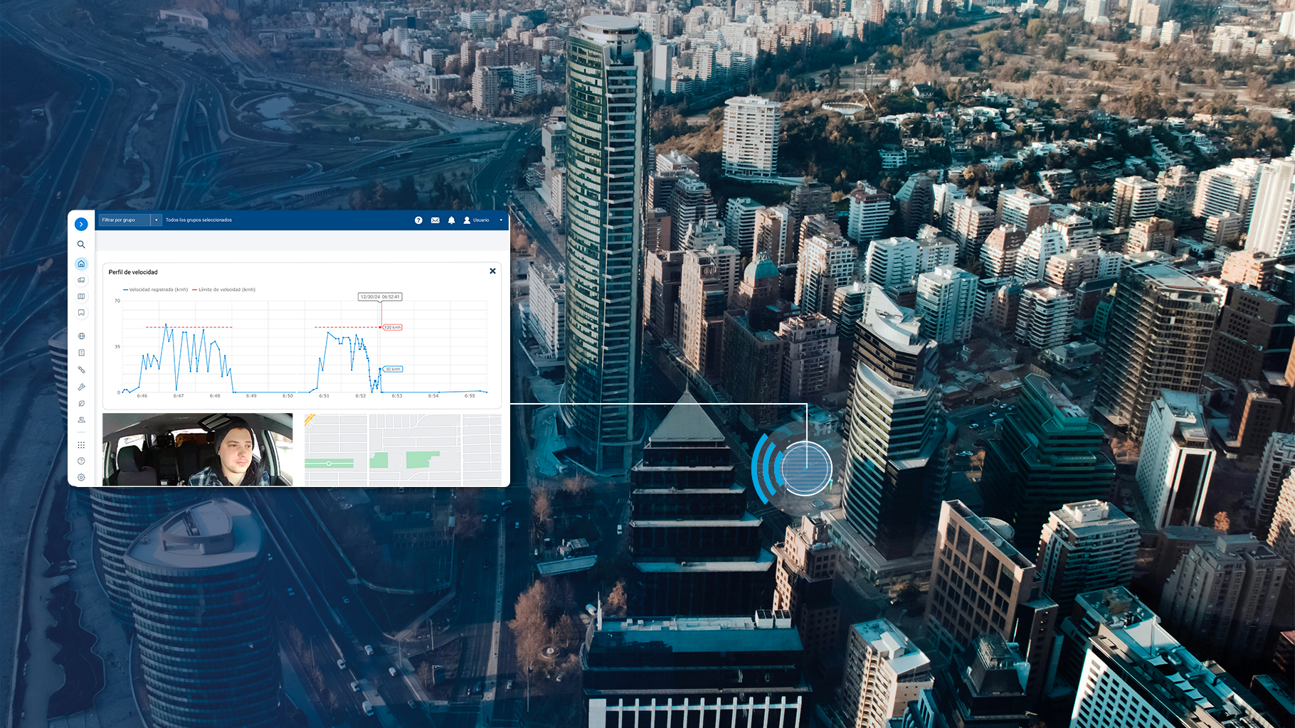 Vista aérea de una ciudad en Chile con un gráfico de velocidad y una imagen de un conductor superpuesta, representando soluciones de telemetría y telemática avanzadas para la gestión de flotas