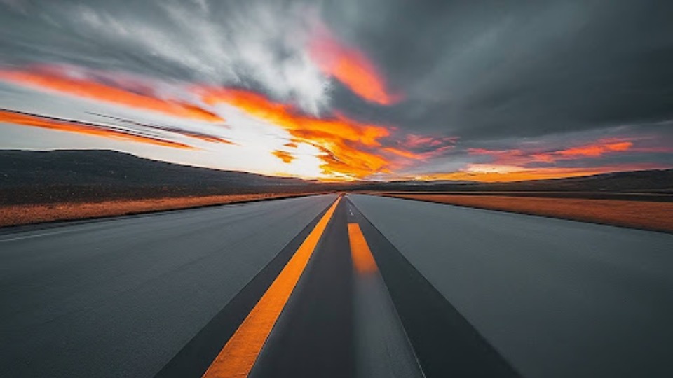 Foto di una strada vuota al tramonto