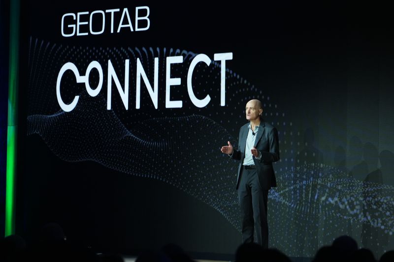 Neil Cawse, CEO e fundador da Geotab falando no palco do connect 2025