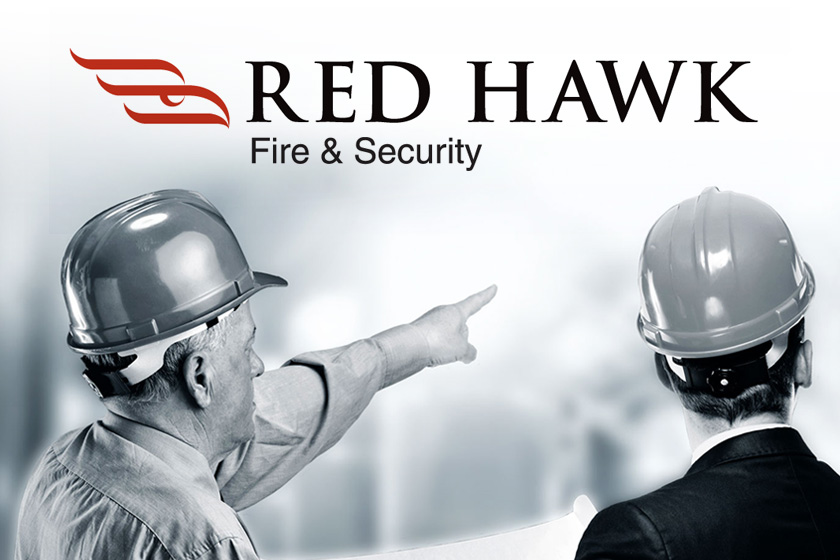 Logo da red Hawk e dois homens usando capacete de seguranca apontando para a frente