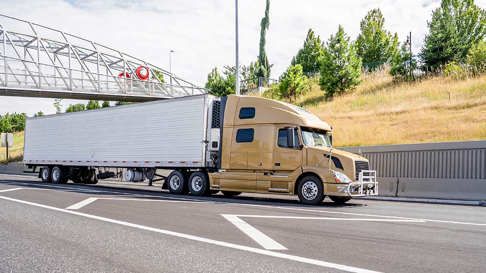 Caminhão em uma rodovia, representando as operações de logística com o uso de telemática para melhorar o monitoramento da frota e aumentar a eficiência no transporte de mercadorias.