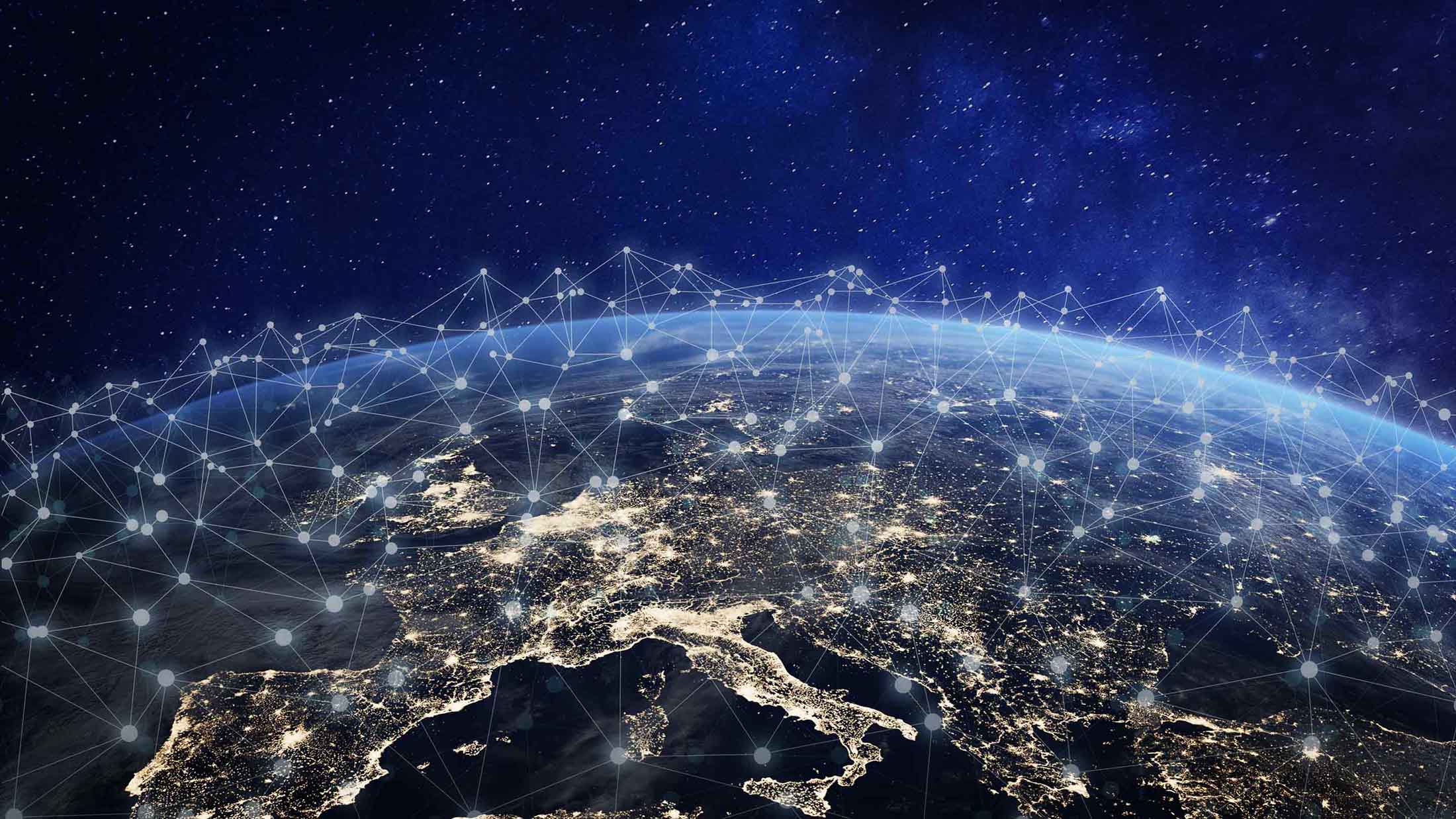 Vista noturna da Terra com conexões digitais representadas por linhas e pontos interligados, simbolizando conectividade global e redes tecnológicas.