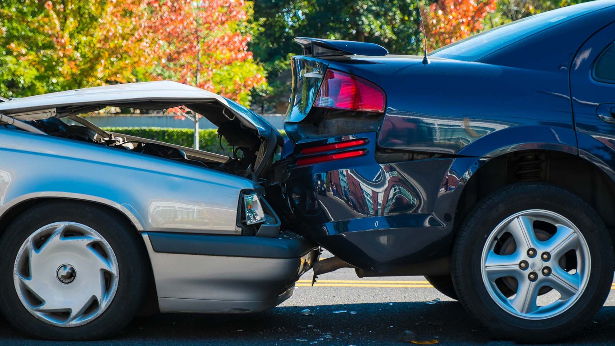 dois carros de passeio apos colisao traseira