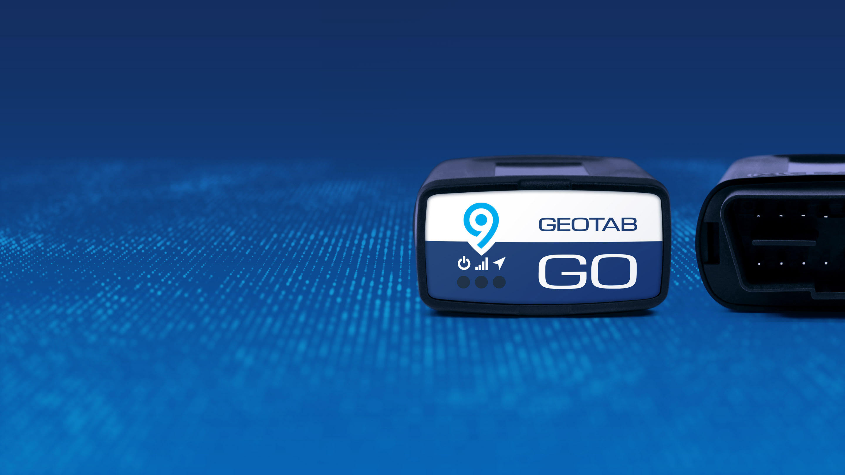 Foto do dispositivo Geotab GO9 em um fundo azul