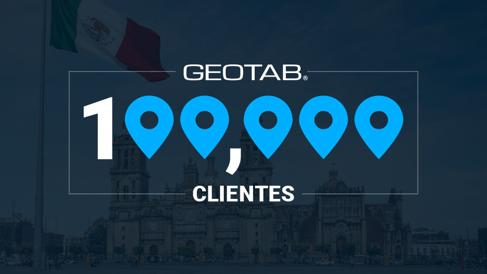 logo de Geotab con background obscuro y numero 100,000