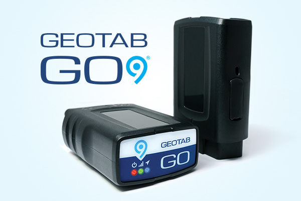 Imagen del dispositivo GO9 de geotab desde dos angulos diferentes