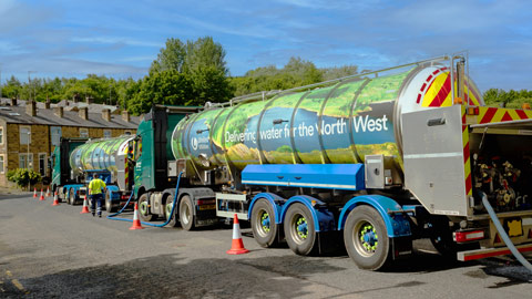  United Utilities LKW mit der Aufschrift 'Wasserversorgung für den Nordwesten